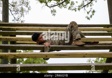 Le Sgt Sebastian Maldonado, de l’équipe de combat de la Brigade d’infanterie de 72nd, Garde nationale de l’Armée du Texas, manœuvre à travers le cours d’obstacles lors de la compétition du meilleur guerrier du département militaire du Texas de cette année au camp Swift, Texas, 30 mars 2023. La compétition amicale de six jours met au défi les militaires sur les connaissances militaires professionnelles, la stratégie de marksfart, le parcours d'obstacles et la navigation terrestre. Les gagnants de cet événement représenteront le Texas au concours du meilleur guerrier de la région V de la Garde nationale. Banque D'Images