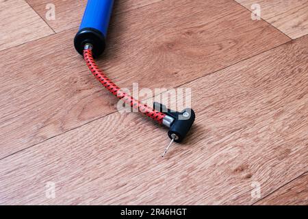 Pompe de roue de vélo sur plancher en bois Banque D'Images