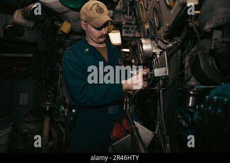 230131-A-NR779-1015 MANAMA (Bahreïn) (31 janvier 2023) Engineman 2nd classe James Morris, affecté au navire de contre-mesures de la mine USS Devastator (MCM 6), effectue l'entretien dans l'usine de propulsion, le 31 janvier, alors que pierside à Manama, Bahreïn. Devastator est déployé à l'avant-projet à la flotte américaine 5th afin d'assurer la sécurité et la stabilité maritimes dans la région du Moyen-Orient. Banque D'Images