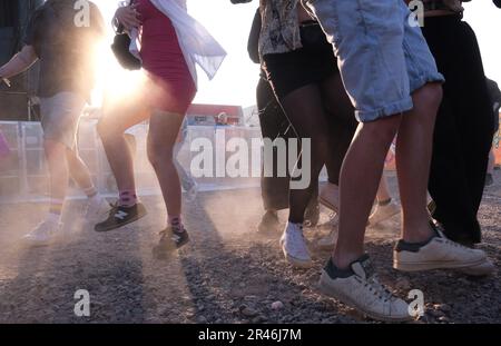 Bitterfeld Wolfen, Allemagne. 26th mai 2023. Les festivaliers dansent sur le Spoutnik SpringBreak. Le festival de musique aura lieu de 26,05 à 29.05.2023 sur la péninsule de Pouch, environ 25 000 jeunes sont attendus. Credit: Sebastian Willnow/dpa/Alay Live News Banque D'Images