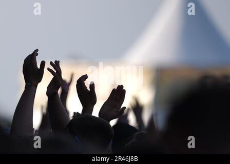 Bitterfeld Wolfen, Allemagne. 26th mai 2023. Les festivaliers dansent sur le Spoutnik SpringBreak. Le festival de musique aura lieu de 26,05 à 29.05.2023 sur la péninsule de Pouch, environ 25 000 jeunes sont attendus. Credit: Sebastian Willnow/dpa/Alay Live News Banque D'Images