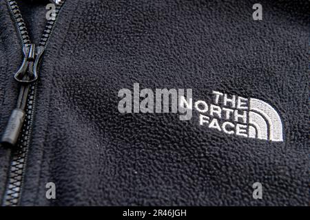 Londres. ROYAUME-UNI-05.23.2023. L'étiquette de nom sur une veste de la compagnie américaine de produits de loisirs de plein air The North face.