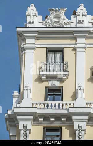 Cornice un vieux bâtiment avec métal artistique forgeant sur les balcons Banque D'Images