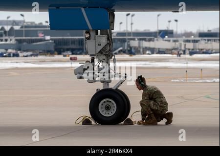 Airman 1st classe Jaxon Jeffries, chef d'équipage du 934th Escadron de maintenance d'aéronefs, positionne les craies pour Air Force One à Minneapolis-St. Paul Air Reserve Station, 3 avril 2023. Banque D'Images