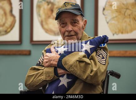 Entouré de famille et d'amis, le mois dernier, le Sgt Walter Leman Messley, âgé de 94 ans, a célébré son anniversaire et il a eu un dernier souhait : que son service et son héritage soient honorés une dernière fois avec ses proches. Dimanche, 2 avril 2023, deux membres de la Garde d’honneur de la Garde nationale de l’Armée de l’Idaho se sont joints à la famille et aux amis de Messley au Meridian Meadows Transitional Care pour honorer son service par une cérémonie de pliage du drapeau et le présenter avec son propre drapeau américain en reconnaissance de son service. Banque D'Images