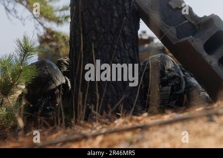 Plage de HWAJIN-RI, République de Corée du Sud (28 mars 2023) – les Marines de la République de Corée assurent la sécurité sur une plage pendant le Ssang Yong 23. Célébrant le 70th anniversaire de l’Alliance des États-Unis et de la République de Corée, Ssang Young 2023 renforce l’Alliance par une formation conjointe bilatérale, contribuant à la défense combinée de la République de Corée dans la péninsule coréenne et augmentant la préparation de l’Alliance des États-Unis et de la République de Corée. Banque D'Images