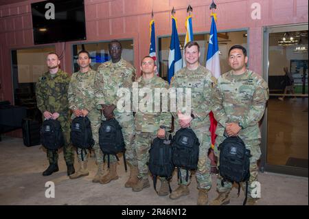 De gauche à droite, le Sgt. 1st des forces armées tchèques classe Richard Trčka, le Cpl. Maritime chilien Garlan Carvajal, le premier Airman Mamadou Faly et le Sgt. Enio Aguero, Garde nationale aérienne du Texas, Et le SPC. Benjamine Wallace et le sergent d'état-major Marcus Rodriguez, Garde nationale de l'armée du Texas a nommé les 2023 meilleurs soldats du concours de guerriers du Texas enrôlé et non commissionné par composante, Bastrop, Texas, 1 avril 2023. Les guerriers ont participé à une compétition de six jours qui les a défiés sur leurs connaissances militaires professionnelles, leur stratégie de tir, leur parcours d'obstacles et leur navigation terrestre Banque D'Images