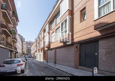 Une rue étroite de la ville avec des immeubles bas de chaque côté de la rue Banque D'Images