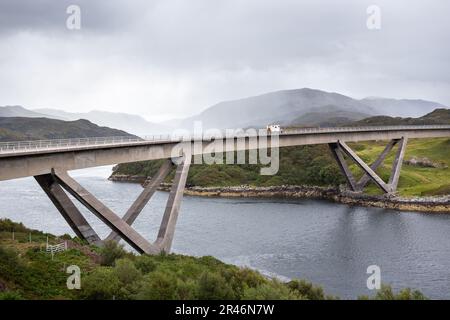 Une vue panoramique sur le pont de Kylesku qui traverse une rivière en Écosse Banque D'Images