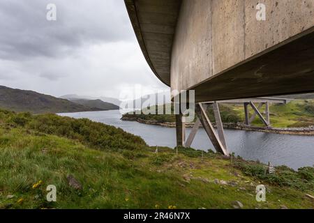 Une vue panoramique sur le pont de Kylesku qui traverse une rivière en Écosse Banque D'Images