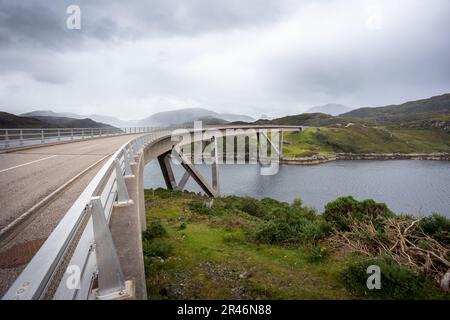 Une vue panoramique sur le pont de Kylesku qui traverse une rivière en Écosse Banque D'Images