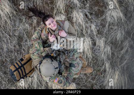 Les soldats et les aviateurs de la Garde nationale de l'Idaho, ainsi que leurs homologues actifs, ont joint leurs forces à une seule équipe et à une mentalité de combat pour un entraînement conjoint lors d'un exercice de victimes de masse le 4 février 2023, près de Gowen Field, Boise, Idaho. Le personnel médical du groupe médical 124th de Gowen Field et le personnel médical en service actif du groupe médical 366th de la base aérienne de Mountain Home se sont associés à plusieurs événements de victimes de masse, Ce qui comprenait également l’utilisation de soldats médevac et d’hélicoptères UH-60 Black Hawk de la Garde nationale de l’Armée de l’Idaho, 1st du 168th Aviation Regiment, pour participer à la TH Banque D'Images