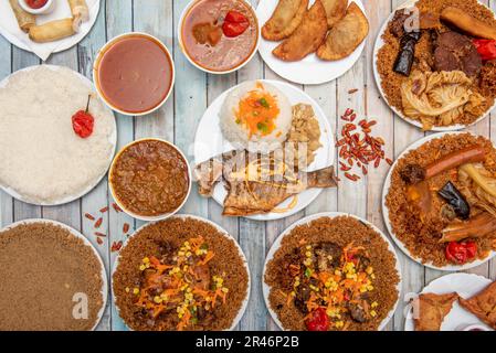 Assortiment de plats africains avec poisson frit, viandes, ragoûts et riz blanc Banque D'Images