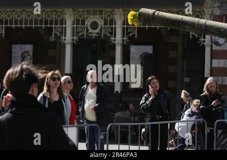 Les membres du public regardent des tournesols dans un canon du char russe T-72B détruit, qui fait partie du Forum sur la culture européenne 2023 au Leidsepl Banque D'Images