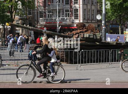 Les membres du public regardent un char russe T-72B détruit, qui fait partie du Forum sur la culture européenne 2023 à la place Leidseplein sur 25 mai 2023 à Amsterdam Banque D'Images