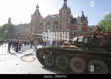 Les membres du public regardent un char russe T-72B détruit, qui fait partie du Forum sur la culture européenne 2023 à la place Leidseplein sur 25 mai 2023 à Amsterdam Banque D'Images