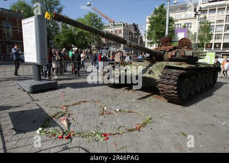 Les membres du public regardent un char russe T-72B détruit, qui fait partie du Forum sur la culture européenne 2023 à la place Leidseplein sur 25 mai 2023 à Amsterdam Banque D'Images