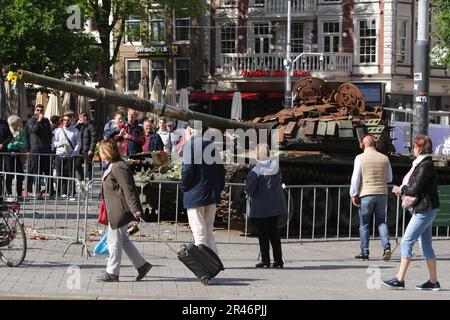 Les membres du public regardent un char russe T-72B détruit, qui fait partie du Forum sur la culture européenne 2023 à la place Leidseplein sur 25 mai 2023 à Amsterdam Banque D'Images