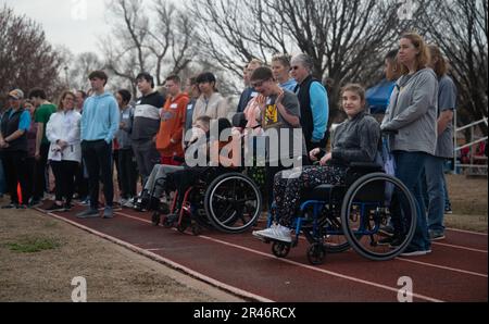 Base aérienne de Vance, Oklahoma Accueille le 22 mars 2023 des Jeux olympiques spéciaux de la région 6. Cette année, environ 60 athlètes ont participé à la course de 100 mètres, au jet de javelin, au saut en hauteur, au tir et à bien d'autres épreuves. Banque D'Images