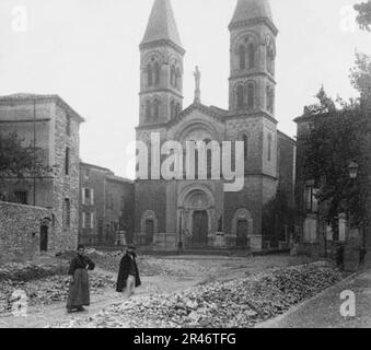 Un home i una dona davant la façade de l'église Saint-Pierre et Saint-Paul a la ciutat francesa de Ganges (culture) Banque D'Images