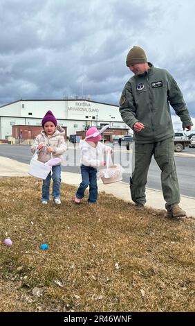 Les enfants des membres de l'escadre de transport aérien de 120th vont chasser les œufs de Pâques, à 1 avril 2023, à la base de la Garde nationale aérienne du Montana, à Great Falls, au Montana. Des événements comme la chasse aux œufs de Pâques créent un environnement inclusif pour les militaires, les familles et les civils. Banque D'Images