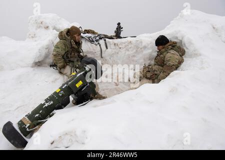 ÉTATS-UNIS PCS de l'armée. Gabriel Cantu, à gauche, et Piucanon Sohl, soldats de la Compagnie B, 1st Bataillon, 5th Régiment d'infanterie, 1st Brigade combat Team, 11th Division d'infanterie, se protègent des conditions venteuses tout en agissant comme forces d'opposition pendant le joint Pacific multinational Readiness Centre-Alaska 23-02 à la zone d'entraînement du Yukon, fort Wainwright, Alaska, 31 mars 2023. Le JPMRC-AK 23-02 est une démonstration de la capacité de la division aéroportée de 11th à survivre et à prospérer dans l’Arctique, ainsi que de la capacité de ses soldats à combattre et à gagner les guerres de notre nation partout dans le monde. Cantu et Sohl sont de Panama City Beach, Floride, Banque D'Images