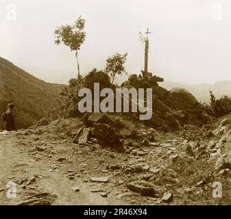 Una creu de terme al Costat d'un camí de muntanya (extrait - restauré) Banque D'Images