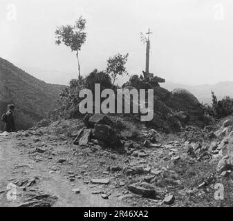 Una creu de terme al Costat d'un camí de muntanya (extrait - restauré - désaturé) Banque D'Images