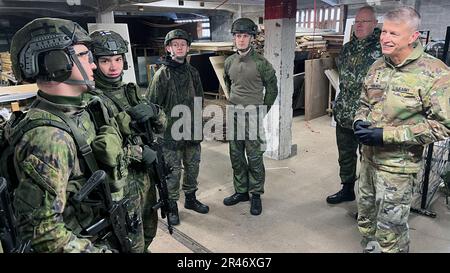 Le général de l'armée Daniel Hokanson, chef du Bureau de la Garde nationale, visite les dirigeants et les troupes de la défense, Helsinki, Finlande, 14 février 2023. Cette image a été acquise à l'aide d'un appareil cellulaire. Banque D'Images