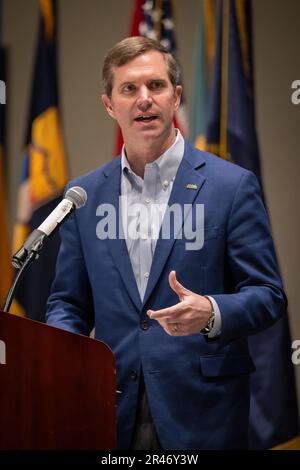 Kentucky Gov. Andy Beswear s'adresse à plus de 900 soldats et aviateurs de la Garde nationale du Kentucky lors de la Journée du développement du leadership, qui s'est tenue au Centre d'exposition du Kentucky à Louisville, Ky., le 5 février 2023. L'événement, pour les officiers et les troupes de rang supérieur, a également comporté des présentations des États-Unis Lieutenant général de la Force aérienne Marc Sasseville, vice-chef du Bureau de la Garde nationale; États-Unis Major de l'armée le général Troy Galloway, commandant adjoint de la Garde nationale de l'armée; États-Unis Général de l'armée Mark Landes, commandant de la première armée de l'est; États-Unis Général de l'armée Haldane Lamberton, adjudant général du Commonwealth Banque D'Images