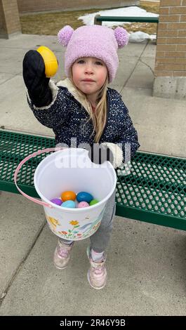 Les enfants des membres de l'escadre de transport aérien de 120th vont chasser les œufs de Pâques, à 1 avril 2023, à la base de la Garde nationale aérienne du Montana, à Great Falls, au Montana. Des événements comme la chasse aux œufs de Pâques créent un environnement inclusif pour les militaires, les familles et les civils. Banque D'Images