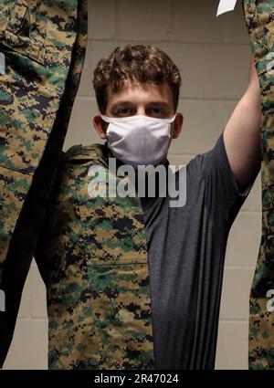 De nouvelles recrues de la Fox Company, 2nd Recruit Training Battalion, arrivent à bord du Marine corps Recruit Depot Pariris Island, S.C., 3 avril 2023. Au cours de leur première nuit à bord du dépôt, les recrues feront un appel téléphonique à la maison, recevront leur coupe de cheveux pour la première recrue, recevront leur uniforme et compléteront le traitement administratif initial. Banque D'Images