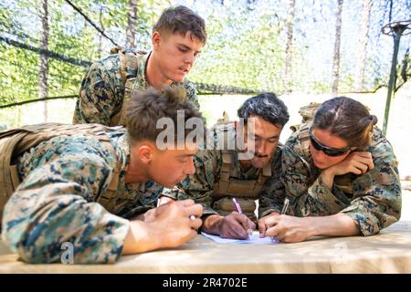 Le Sgt Luke Smith, le Cpl Jared Patterson, le Cpl Noah Simmons, et le 1st Lt Kelly Owen, mortaren du 2nd Bataillon, 7th Marine Regiment, 1st Marine Division, ont terminé un examen écrit dans le cadre de la troisième journée du Concours du meilleur mortier à fort Benning, en Géorgie, sur 12 avril 2023. L'examen écrit a testé les connaissances des concurrents sur divers sujets nécessaires à l'emploi sûr et efficace des incendies indirects. Banque D'Images