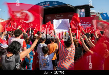 Bagcilar, Istanbul, Turquie. 26th mai 2023. Les partisans du Parti populaire républicain font la vague des drapeaux turcs, avant les élections de deuxième tour de la présidence turque, lors du rassemblement de campagne d'Ekrem Imamoglu, maire métropolitain d'Istanbul et candidat au vice-président de l'Alliance de la nation. Tour de la Turquie des élections présidentielles auront lieu sur 28 mai entre Recep Tayyip Erdogan et Kilicdaroglu Kemal. (Credit image: © Tolga Uluturk/ZUMA Press Wire) USAGE ÉDITORIAL SEULEMENT! Non destiné À un usage commercial ! Crédit : ZUMA Press, Inc./Alay Live News Banque D'Images