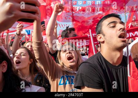 Bagcilar, Istanbul, Turquie. 26th mai 2023. Les partisans du Parti populaire républicain scandent des slogans de « droite, droit, justice », avant les élections de deuxième tour de la présidence turque, lors du rassemblement de campagne d'Ekrem Imamoglu, maire métropolitain d'Istanbul et candidat au vice-président de l'Alliance de la nation. Tour de la Turquie des élections présidentielles auront lieu sur 28 mai entre Recep Tayyip Erdogan et Kilicdaroglu Kemal. (Credit image: © Tolga Uluturk/ZUMA Press Wire) USAGE ÉDITORIAL SEULEMENT! Non destiné À un usage commercial ! Crédit : ZUMA Press, Inc./Alay Live News Banque D'Images