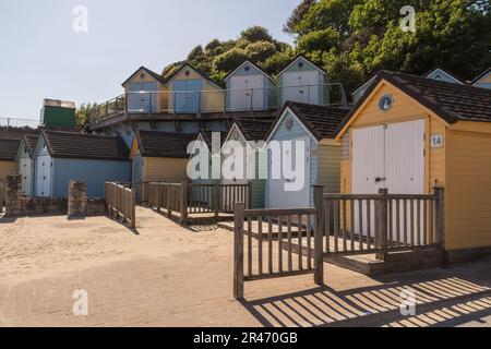 Bournemouth, Royaume-Uni - 26 mai 2023 : cabines de plage à la plage d'Alum Chine. Banque D'Images