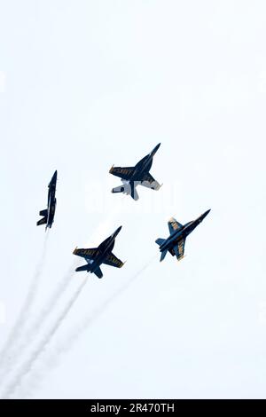 Point Mugu, Cailf. (18 mars 2023) États-Unis L'escadron de démonstration de vol de la Marine, les Blue Angels, et par les États-Unis L'escadron de démonstration de la Force aérienne, The Thunderbirds, co-titre du 2023 point Mugu Air Show 18-19 mars, à la base navale du comté de Ventura (NBCV), point Mugu. Banque D'Images