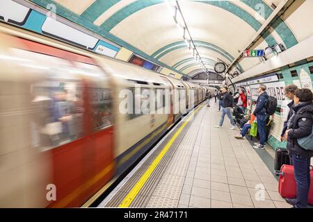 Londres, Royaume-Uni - 17 mai 2023 : photographie en exposition prolongée d'un train arrivant à une plate-forme souterraine du métro Russell Square Banque D'Images