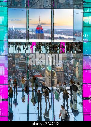 Sommet , un Vanderbilt, observation Skyscraper plate-forme miroir intérieur attraction architecturale pour voir Manhattans Skyline de plusieurs différents Banque D'Images