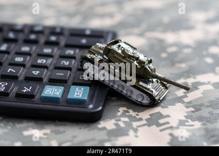 arrière-plan militaire et char à jouets Banque D'Images