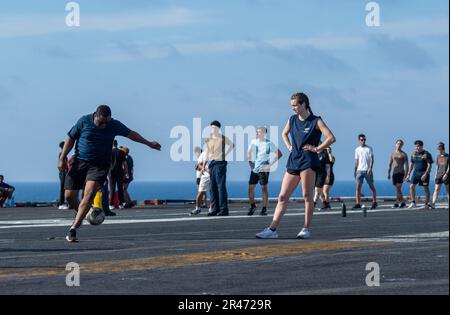 230208-N-KU796-1171 MER DE CHINE DU SUD (8 février 2023) les marins de la Marine américaine participent à une journée d'activité de pont de vol parrainée par le moral, le bien-être et les loisirs à bord du porte-avions USS Nimitz (CVN 68). Nimitz est aux États-Unis 7th Fleet qui effectue des opérations de routine. 7th Fleet est le U.S. La plus grande flotte numérotée déployée à l'avance de la Marine interagit et opère régulièrement avec ses alliés et partenaires pour préserver une région libre et ouverte de l'Indo-Pacifique. Banque D'Images