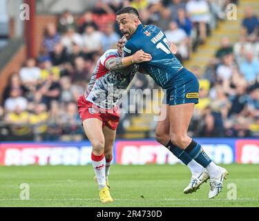 Paul Vaughan #10 de Warrington Wolves est attaqué par Oliver Holmes #16 de Leigh Leopards lors du match de Betfred Super League Round 13 Leigh Leopards vs Warrington Wolves au Leigh Sports Village, Leigh, Royaume-Uni, 26th mai 2023 (photo de Craig Thomas/News Images) Banque D'Images