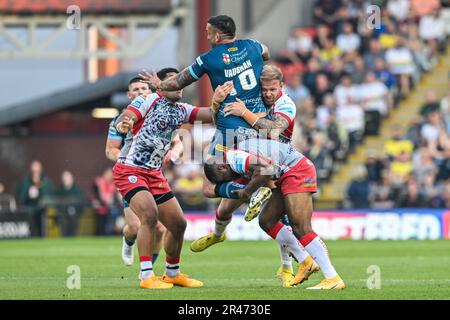 Paul Vaughan #10 de Warrington Wolves est attaqué par Oliver Holmes #16 et Edwin Ipape #9 de Leigh Leopards lors du match de Betfred Super League Round 13 Leigh Leopards vs Warrington Wolves à Leigh Sports Village, Leigh, Royaume-Uni, 26th mai 2023 (photo par Craig Thomas/News Images) Banque D'Images