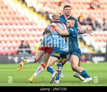 Oliver Holmes #16 de Leigh Leopards est attaqué par Danny Walker #16 et Daryl Clark #9 de Warrington Wolves pendant le match de la Super League Round 13 de Betfred Leigh Leopards vs Warrington Wolves à Leigh Sports Village, Leigh, Royaume-Uni, 26th mai 2023 (photo de Craig Thomas/News Images), le 5/26/2023. (Photo de Craig Thomas/News Images/Sipa USA) crédit: SIPA USA/Alay Live News Banque D'Images