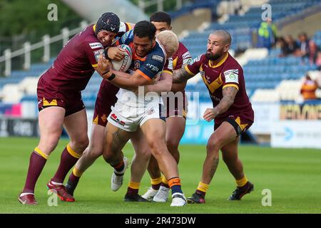 Huddersfield, Royaume-Uni. 26th mai 2023. Buretta Faraimo de Castleford est attaqué par Chris Hill et Nathan Peats de Huddsersfield *** lors du match de la Super League Betfred entre Huddersfield Giants et Castleford Tigers au stade John Smiths, Huddersfield, en Angleterre, le 26 mai 2023. Photo de Simon Hall. Utilisation éditoriale uniquement, licence requise pour une utilisation commerciale. Aucune utilisation dans les Paris, les jeux ou les publications d'un seul club/ligue/joueur. Crédit : UK Sports pics Ltd/Alay Live News Banque D'Images