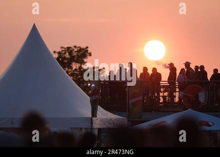 Bitterfeld Wolfen, Allemagne. 26th mai 2023. Visiteurs du festival au Spoutnik SpringBreak. Le festival de musique aura lieu de 26,05 à 29.05.2023 sur la péninsule de Pouch, environ 25 000 jeunes sont attendus. Credit: Sebastian Willnow/dpa/Alay Live News Banque D'Images