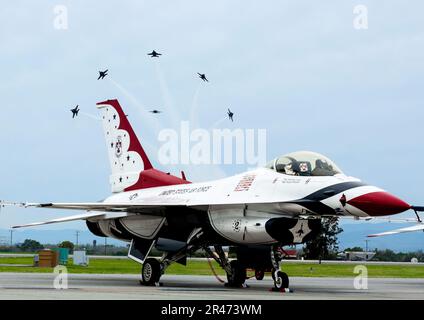 Point Mugu, Cailf. (18 mars 2023) États-Unis L'escadron de démonstration de vol de la Marine, les Blue Angels, et par les États-Unis L'escadron de démonstration de la Force aérienne, The Thunderbirds, co-titre du 2023 point Mugu Air Show 18-19 mars, à la base navale du comté de Ventura (NBCV), point Mugu. Banque D'Images