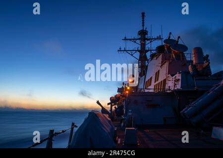 230123-N-NH267-2020 OCÉAN PACIFIQUE (le 23 janvier 2023) le destroyer à missiles guidés de la classe Arleigh Burke USS Paul Hamilton (DDG 60) transite dans l'Océan Pacifique au crépuscule. Paul Hamilton, qui fait partie du Nimitz Carrier Strike Group, est en train de mener des opérations de routine. Banque D'Images