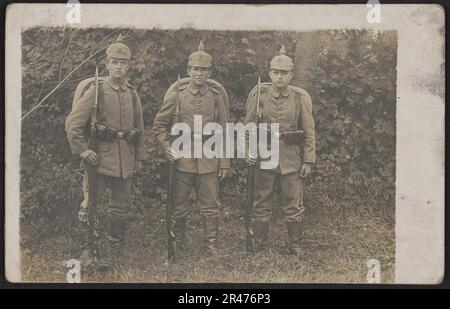 Des soldats allemands en uniforme avec des fusils à baïonnette Banque D'Images