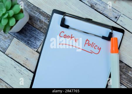 Concept de politique de cookies écrire sur les documents isolés sur la table en bois. Banque D'Images